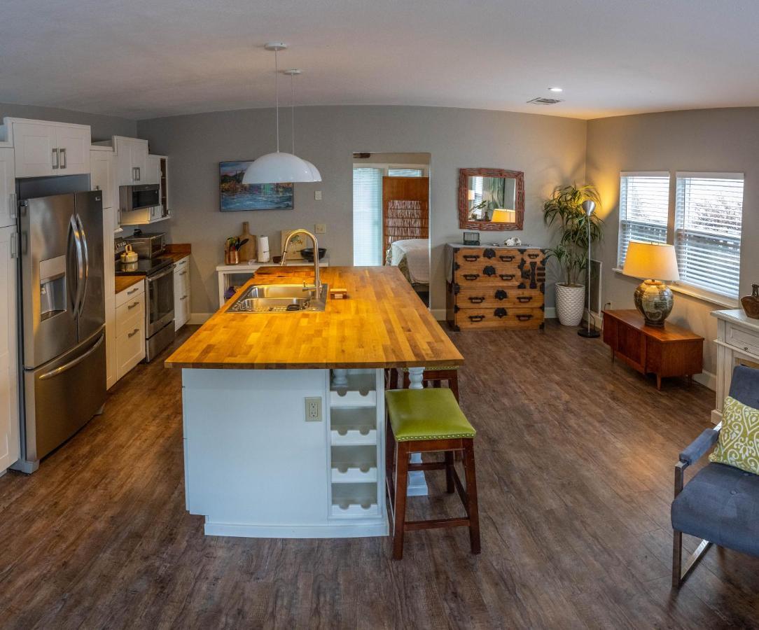 Clementine'S Guest House & Vacation Rentals Астория Экстерьер фото